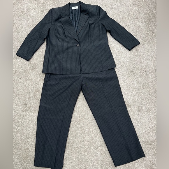 Le Suit Grey and Black Pinstriped Women's Jacket and Pants Set - Picture 1 of 11